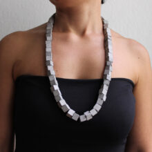 Collana lunga in cemento | ORTOGONALE Collana lunga in cemento | ORTOGONALE