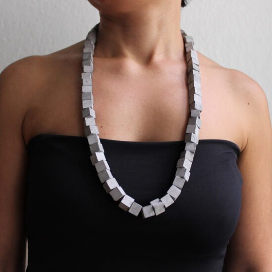 Collana lunga in cemento | ORTOGONALE Collana lunga in cemento | ORTOGONALE